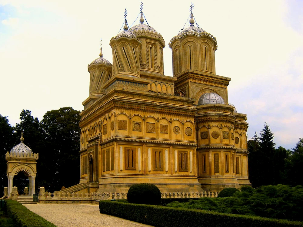 Construcţia Mănăstirii Curtea de Argeş a început în 1514, din dorinţa lui lui Neagoe Basarab de a făuri aici un lăcaş de o frumuseţe fără seamăn