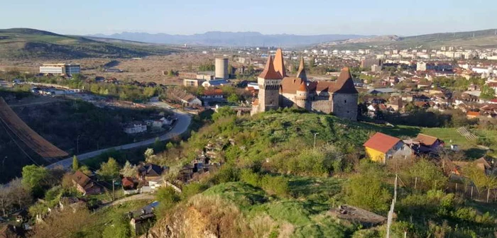 Aezarea dacică de la Hunedoara se află în spatele castelului. FOTO: Daniel Guţă. ADEVĂRUL.