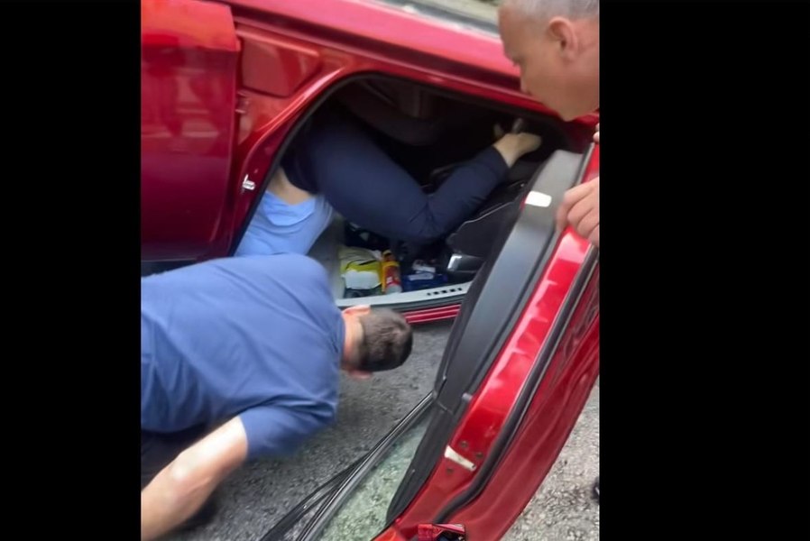 Imagini cu un grav accident pe Defileul Jiului. Șoferiţa a rămas atârnând cu capul în jos, după ce s-a răsturnat cu maşina