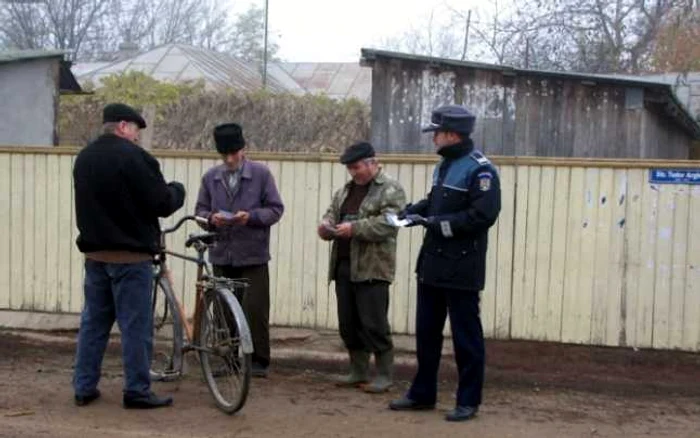 Localnicii din Chiscani şi Tichileşti au primit fluturaşi cu informaţii de la poliţişti. FOTO: Poliţia Brăila