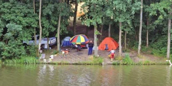 Cei care vin cu cortul stau şi o săptămână la pescuit
