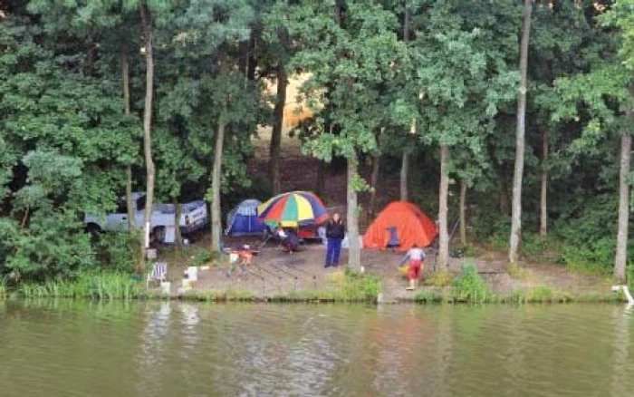 Cei care vin cu cortul stau şi o săptămână la pescuit