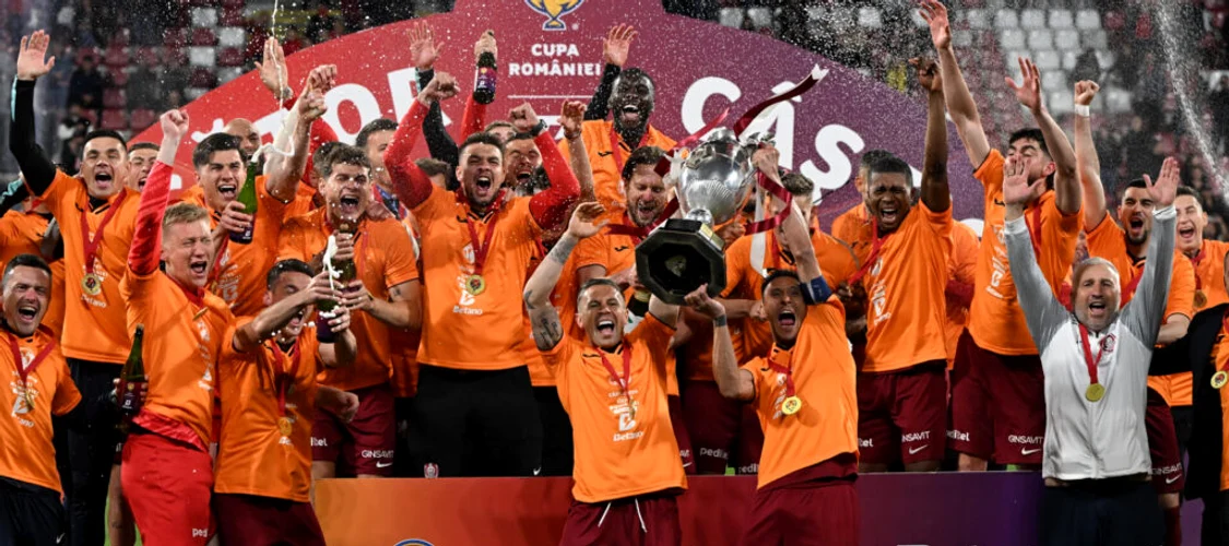 Dan Petrescu, dreapta, la prima Cupă cucerită în România   FOTO / frf.ro - Răzvan Păsărică