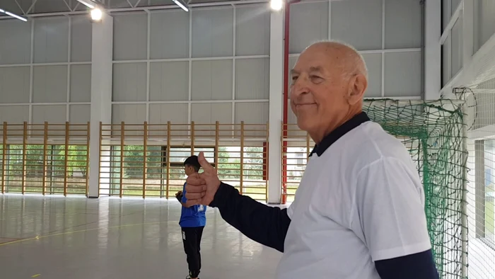 Cornel Penu a jucat handbal cu elevii LPS - Foto Iulian Bunilă