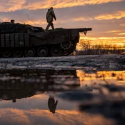 Militari ucraineni din brigada 33 operează un tanc Leopard FOTO Profimedia