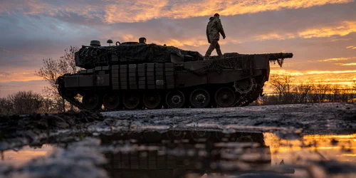 Militari ucraineni din brigada 33 operează un tanc Leopard FOTO Profimedia 