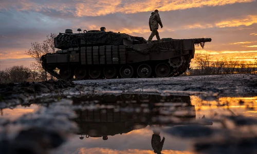 Militari ucraineni din brigada 33 operează un tanc Leopard FOTO Profimedia