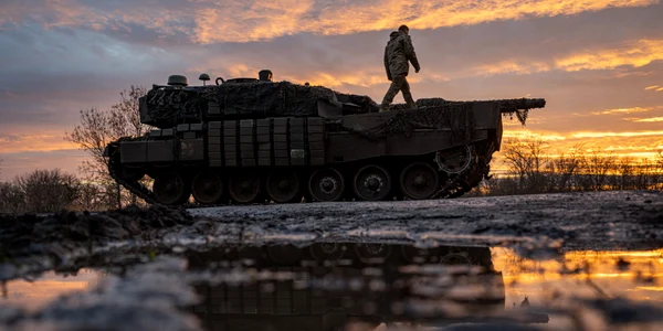 Militari ucraineni din brigada 33 operează un tanc Leopard FOTO Profimedia 