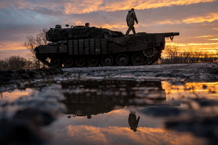 Militari ucraineni din brigada 33 operează un tanc Leopard FOTO Profimedia 