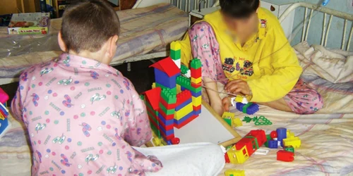 Copiii internaţi la Secţia de Chirurgie a spitalului din Bacău se joacă pentru a mai uita de dureri