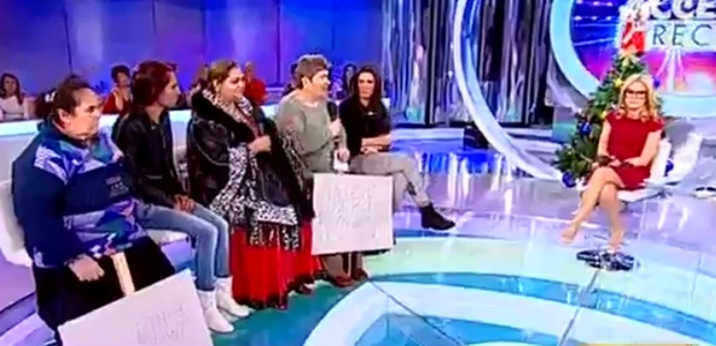 
    Vecinii Angelicăi Constantin au povestit despre viața grea a lui Jenel, fratele mai mic al MăriucăiFoto: Captură Antena 1  