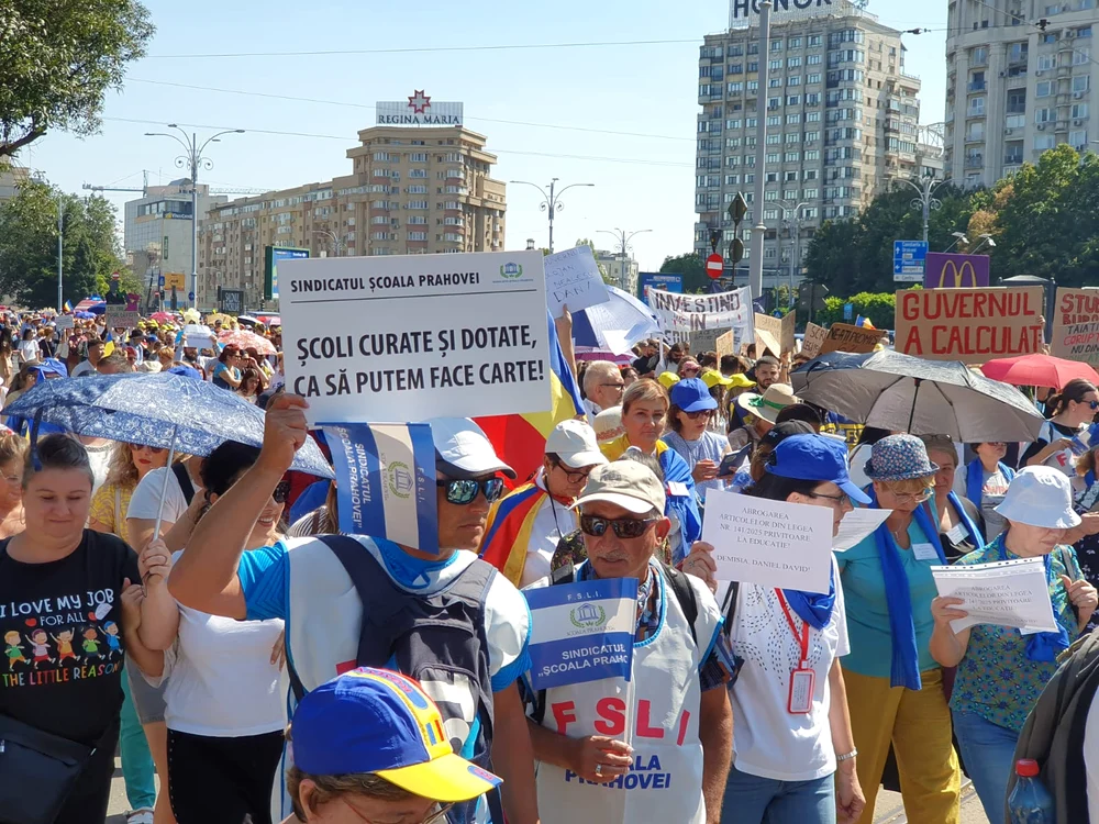 S-au strâns la protest în jur de 10.000 de profesori veniți din toată țara.