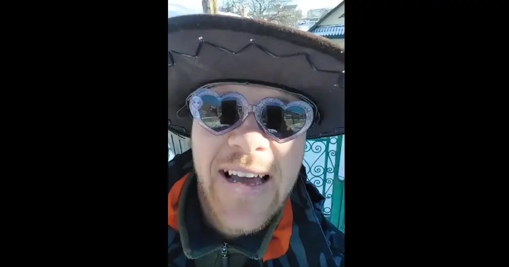 Un vasluian a scos un butoi de vin în faţa casei, fericit că strada a fost deszăpezită, „Bucurie mare!” VIDEO