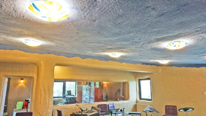 Studioul de înregistrări al artistului seamănă izbitor cu locuinţa personajelor din “Aventuri din Epoca de Piatră”