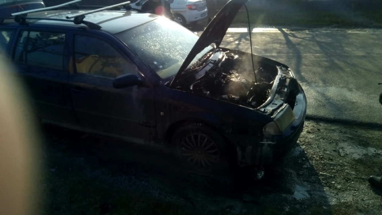 Şofer salvat de trecători şi localnici dintr-o maşină în flăcări în Suteşti - Vâlcea Foto Adevărul