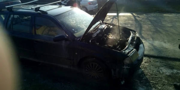 Şofer salvat de trecători şi localnici dintr-o maşină în flăcări în Suteşti - Vâlcea Foto Adevărul