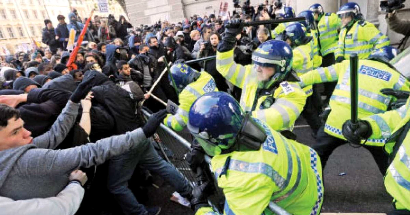 Poliţiştii britanici au arestat peste 30 de tineri 