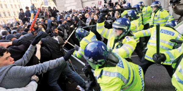 Poliţiştii britanici au arestat peste 30 de tineri 