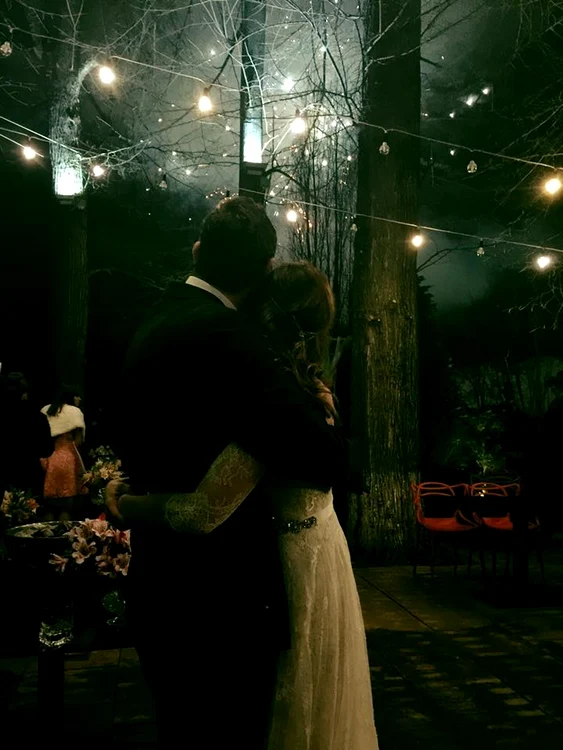 Cei doi miri s-au fotografiat îmbrăţişaţi