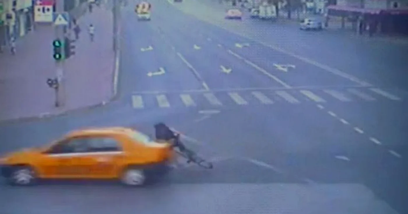 Momentul în care tânăra este accidentată de maşina de taxi FOTO: Poliţia Locală Iaşi