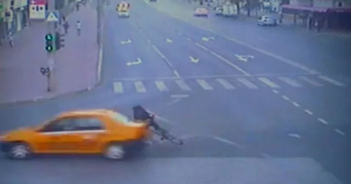 Momentul în care tânăra este accidentată de maşina de taxi FOTO: Poliţia Locală Iaşi