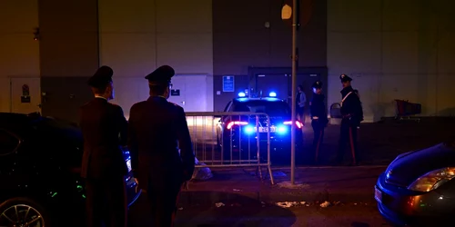 Carabinieri italieni la centrul comercial din Assago Foto AFP