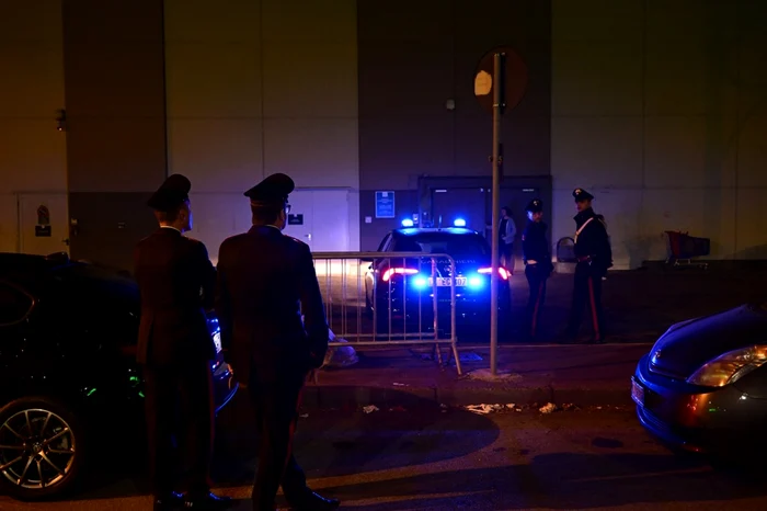 Carabinieri italieni patrulează în centrul comercial din Assago 