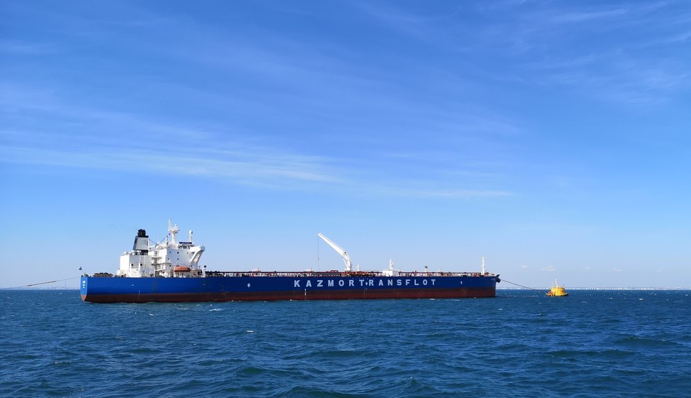 Operațiunile de recuperare a marinarilor dispăruți la Midia, îngreunate de vreme. Rompetrol promite transparență totală în anchetă