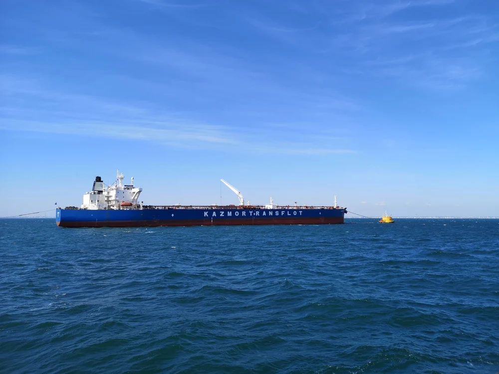 Operațiunile de recuperare a marinarilor dispăruți la Midia, îngreunate de vreme. Rompetrol promite transparență totală în anchetă