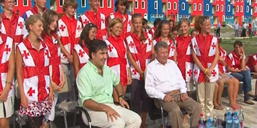 Ghimpu şi Saakaşvili alături de copii, la o tabără din Georgia. Foto: www.presedinte.md