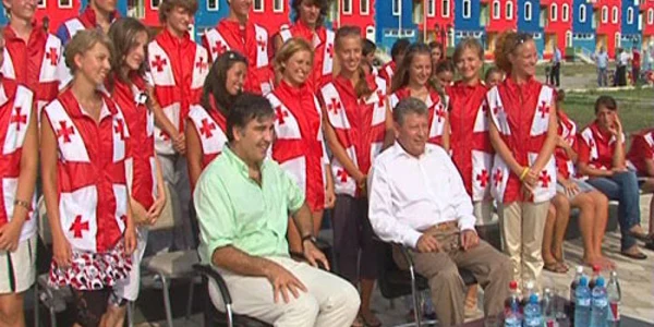  Ghimpu şi Saakaşvili alături de copii, la o tabără din Georgia. Foto: www.presedinte.md