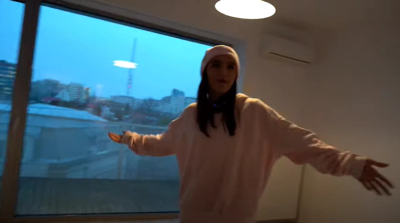 Dormitorul Alexiei Eram are un perete din geamuri care dau spre o terasă