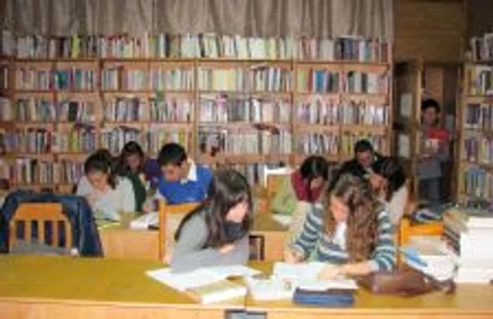 Sălile Bibliotecii Judeţene au devenit neîncăpătoare FOTO:adevarul