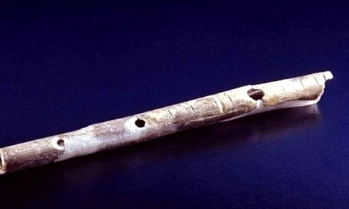 Oamenii primitivi cântau la fluiere de os pe malul Dunării jpeg