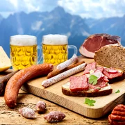Alcool si mezeluri, carne procesata FOTO Shutterstock 