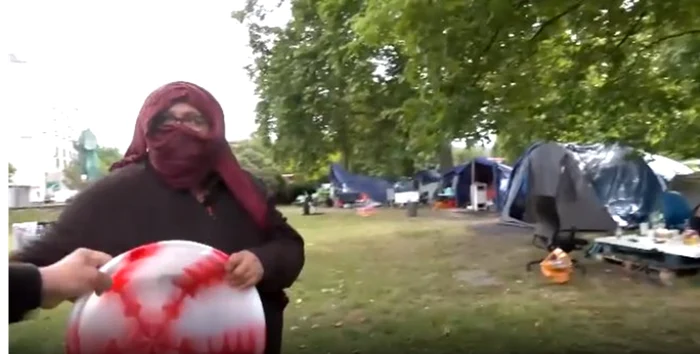 Mai mulți indivizi vorbitori de limbă română și-au montat corturi în centrul Londrei.Foto:Anunțul UK