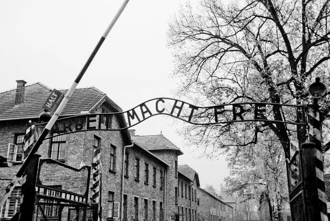 „Munca vă face liberi”, inscripţia de la intrarea lagărului Auschwitz-Birkenau. FOTO arhivă 