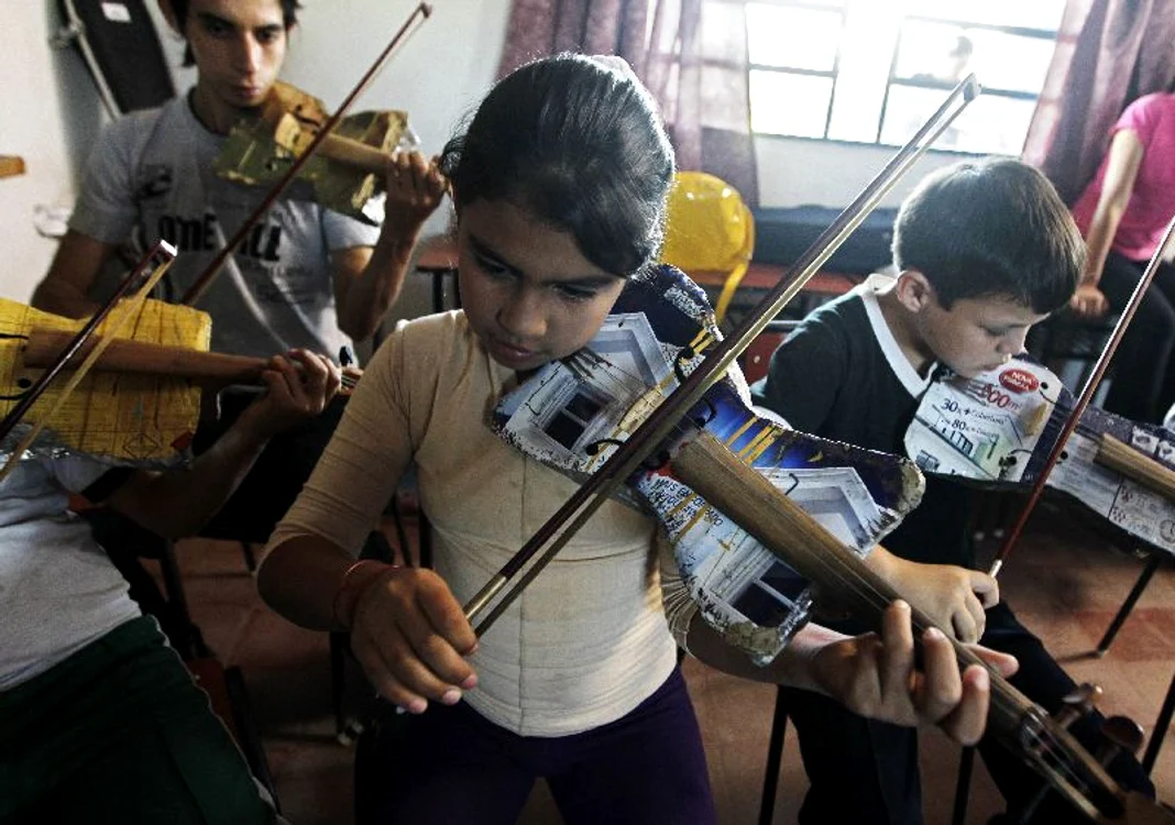 The Cateura Orchestra of Recycled Instruments (Foto: Reuters)