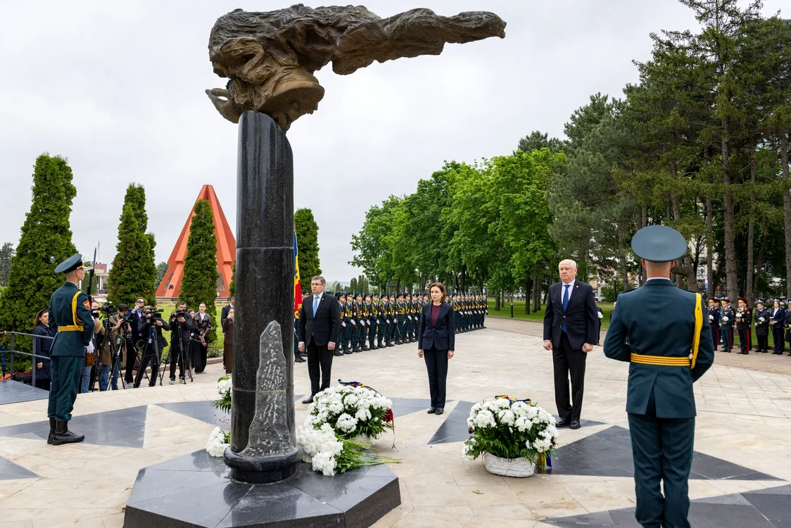 Liderii moldoveni au depus flori în memoria victimelor războiului. FOTO: Facebook.com/ Igor Grosu