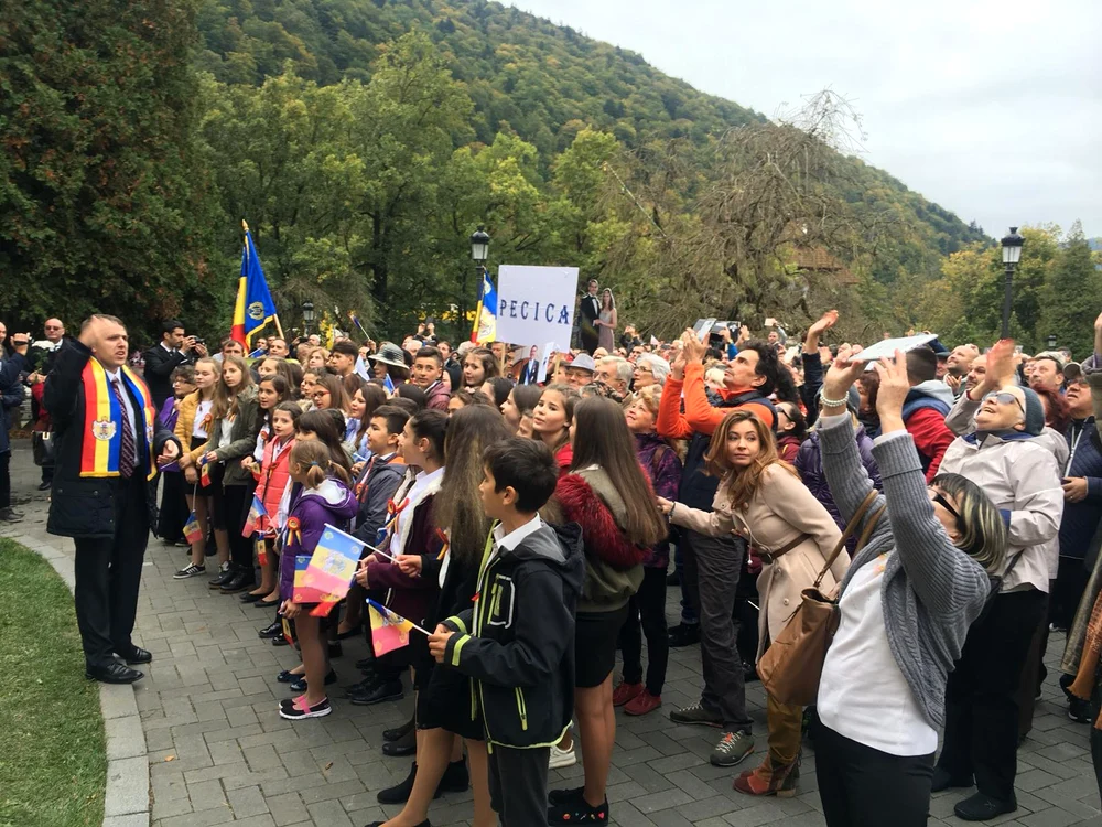 Un cor de copii le-a cântat mirilor ”la mulți ani!”