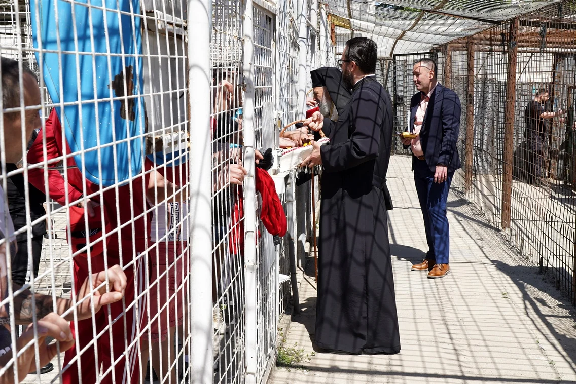 ÎPS Casian Crăciun a vizitat deținuții FOTO: Arhiepiscopia Dunării de Jos