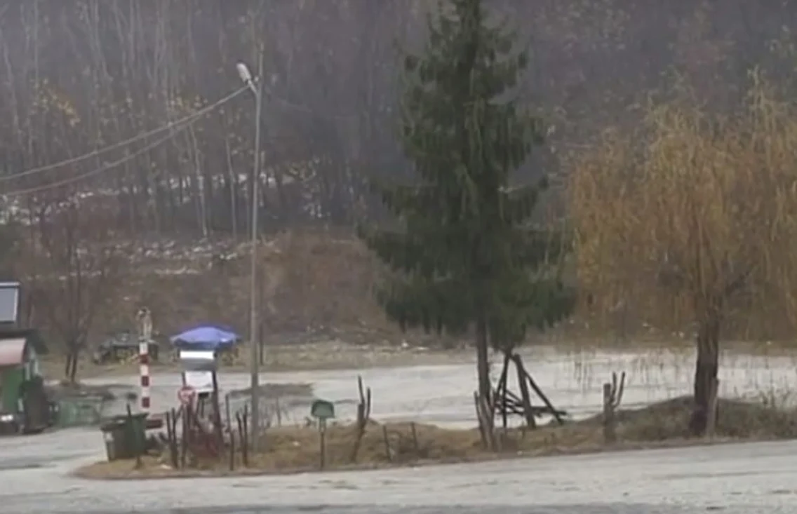 Parcarea depozit din care au dispărut materialele de construcţie ale sinistraţilor fără ca nimeni să bage de seamă deşi este supravegheată video şi păzită Foto Adevărul