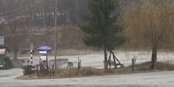 Parcarea depozit din care au dispărut materialele de construcţie ale sinistraţilor fără ca nimeni să bage de seamă deşi este supravegheată video şi păzită Foto Adevărul