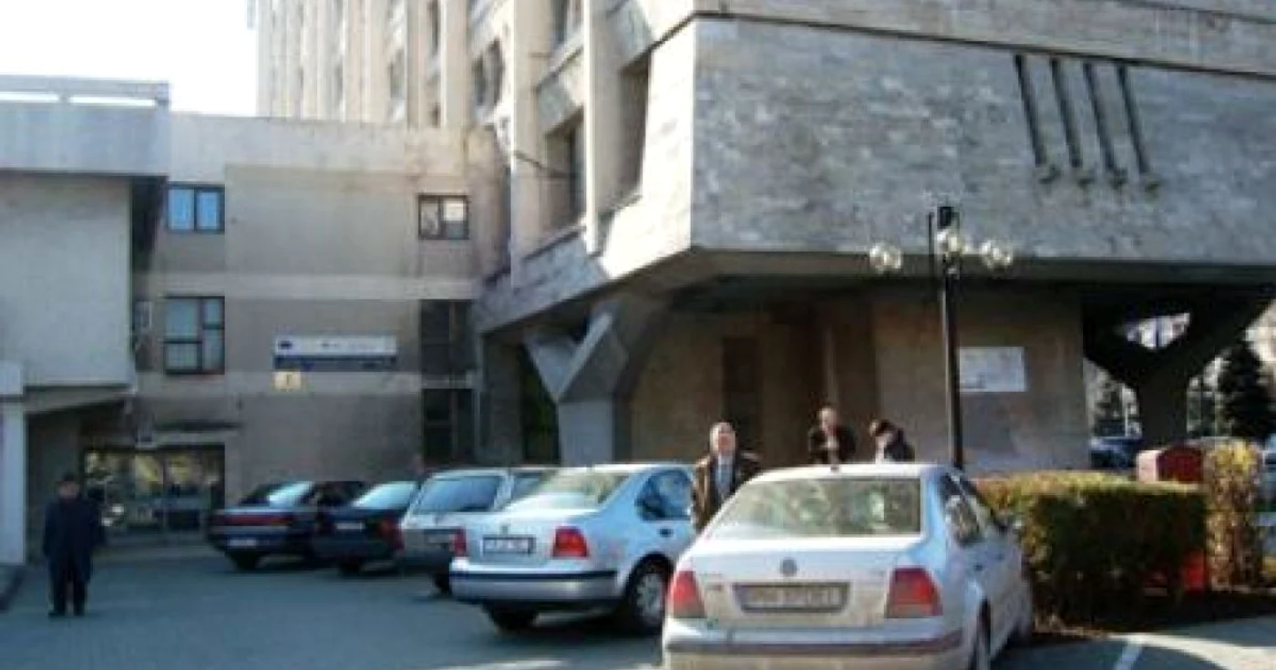 Camerele se află la primul etaj a clădirii