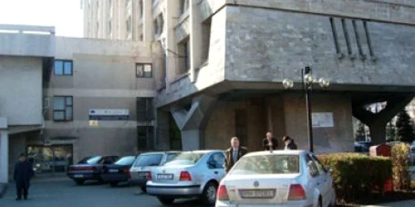 Camerele se află la primul etaj a clădirii