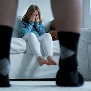 Tata abuziv pedofil copil plange canapea parinte abuz abuzator  FOTO Shutterstock