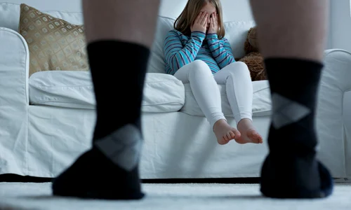 Tata abuziv pedofil copil plange canapea parinte abuz abuzator FOTO Shutterstock