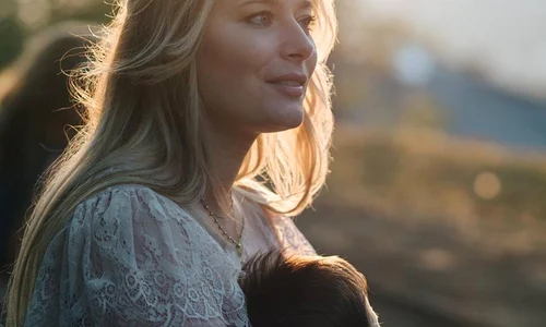 Rita fetita Laurei Cosoi ochi albastri 2 jpeg