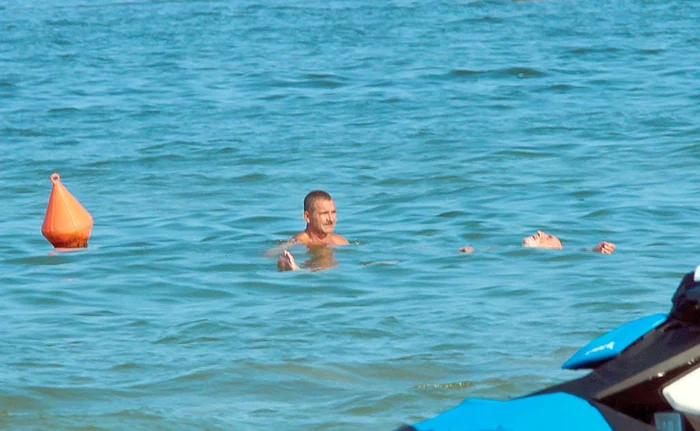 
    Cele două gărzi de corp  merg în spatele luiFoto: Mihai Ionescu  