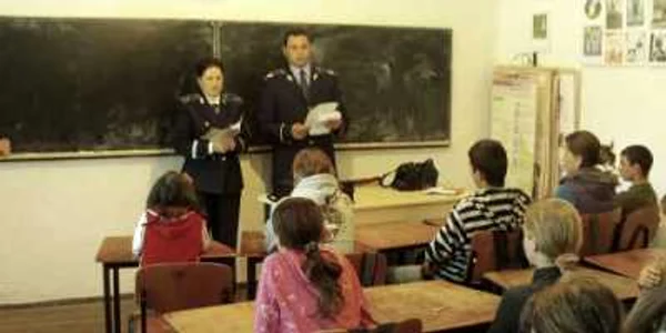 Poliţiştii au stat de vorbă cu elevii pe teme de siguranţă în şcoală